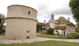 Pigeonnier et chapelle du Château Vannaire